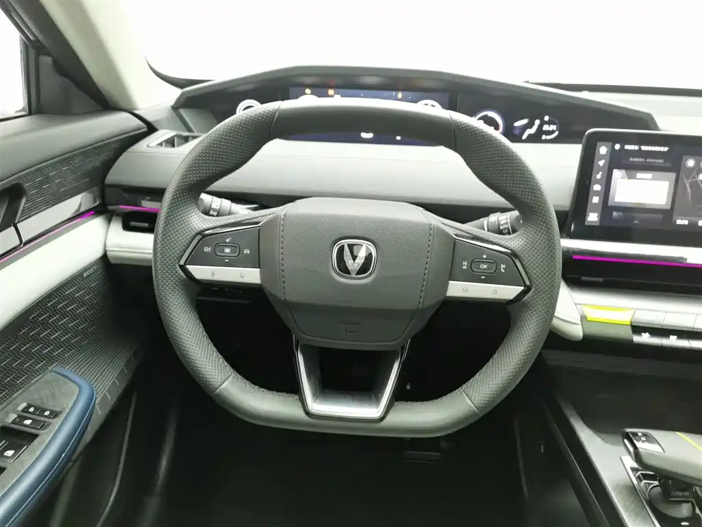 Changan UNI-V Smart iDD 2023 Smart iDD 1.5T 113km smart cool model купить на сайте DeffCars