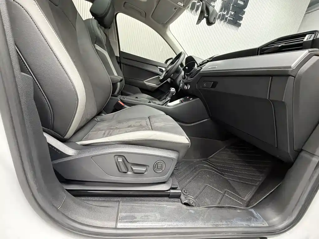 Audi Q3 2022 35 TFSI aggressive and dynamic купить на сайте DeffCars