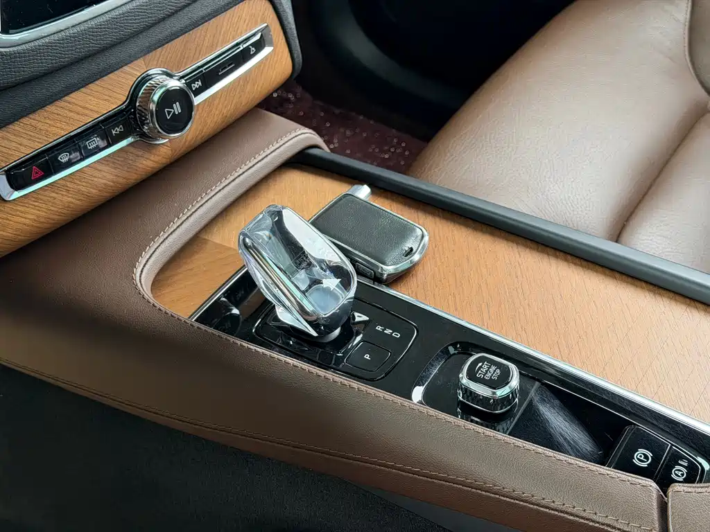 Volvo XC90 2023 B5 Smart Deluxe Edition 5-seater купить на сайте DeffCars