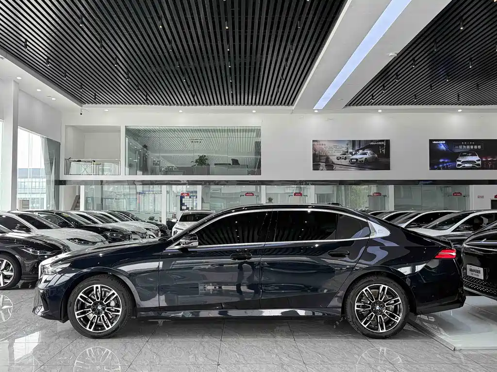 BMW 5 Series 2025 530Li Leading M Sports Package купить на сайте DeffCars