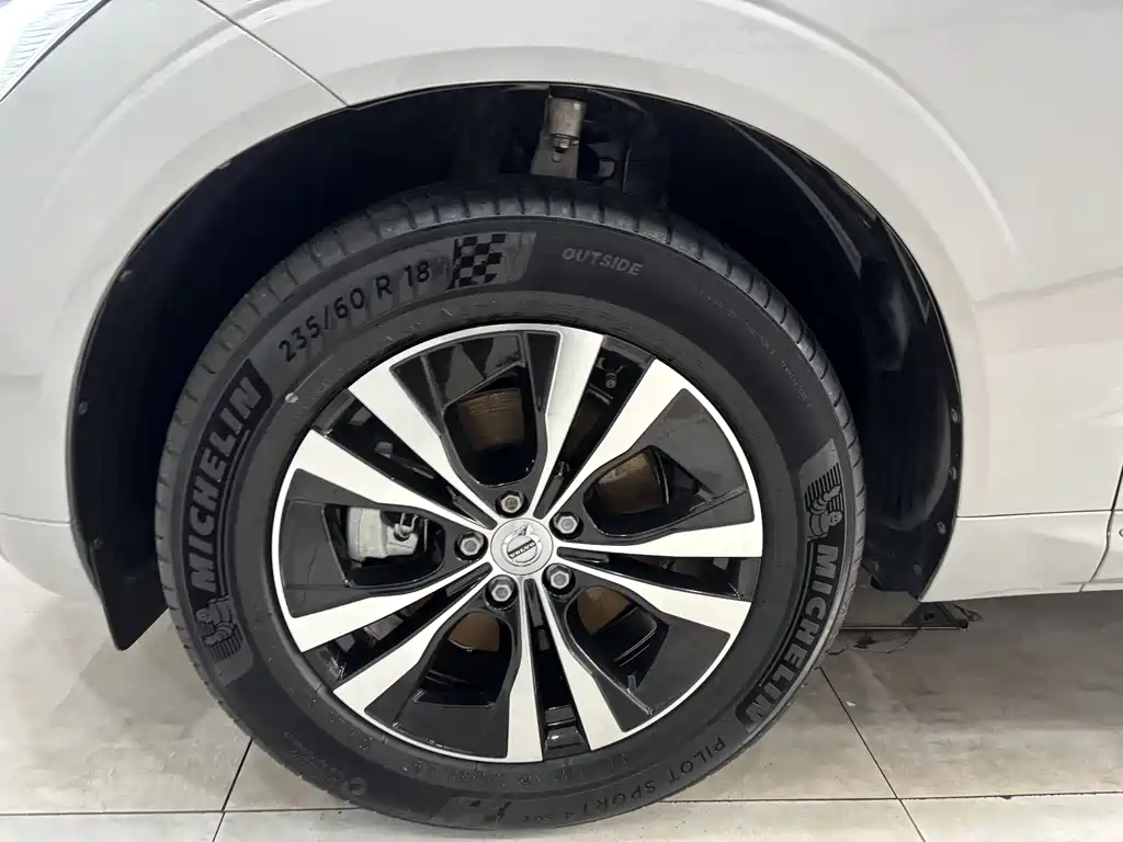 Volvo XC60 2025 B5 four-wheel drive Zhiyi Luxury Edition купить на сайте DeffCars
