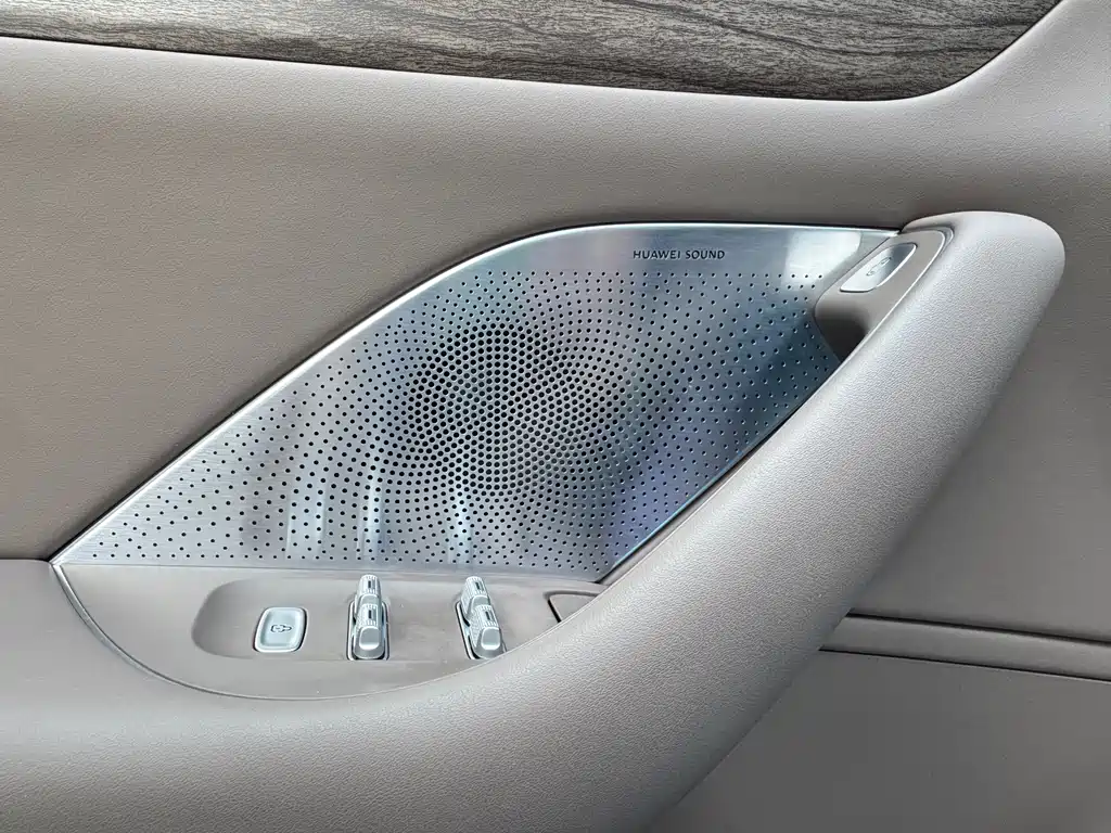 Zhijie R7 2025 extended range 331km Ultra купить на сайте DeffCars
