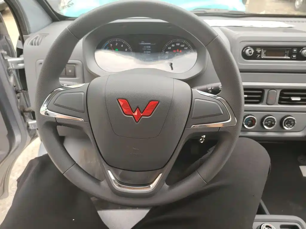 Wuling Yangguang 2024 300km Comfort Bus Version 75kW купить на сайте DeffCars