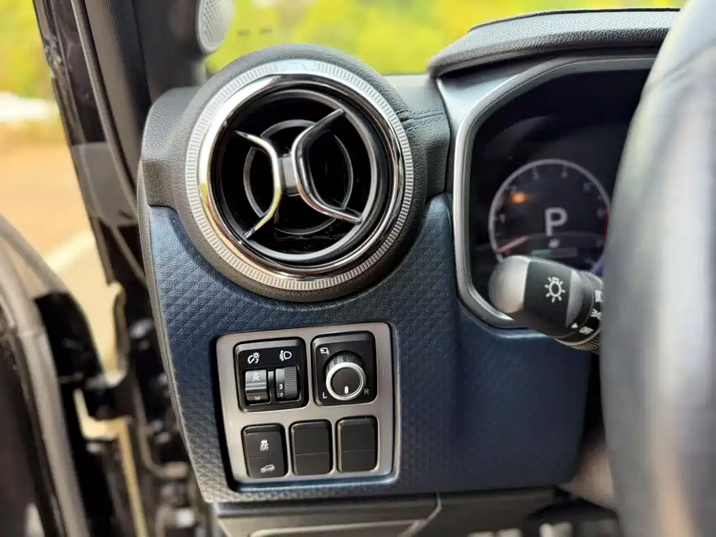 Beijing off-road BJ40 2023 2.0T automatic four-wheel drive city hunter version knight type купить на сайте DeffCars