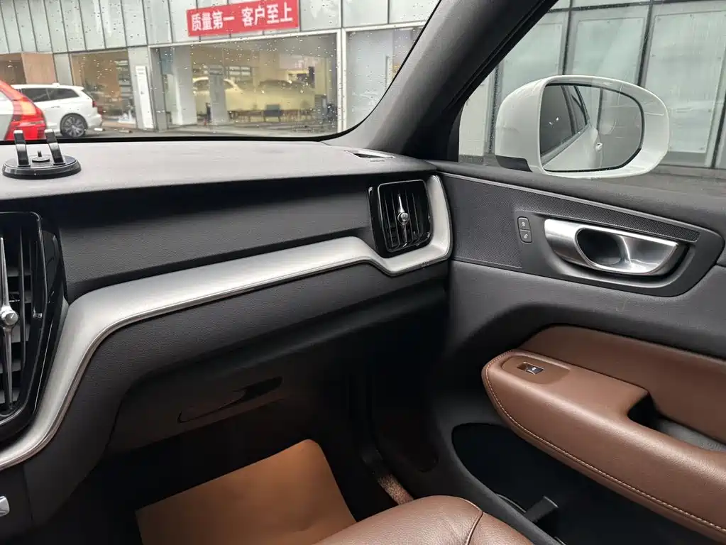Volvo XC60 2025 B5 four-wheel drive Zhiyi Luxury Edition купить на сайте DeffCars