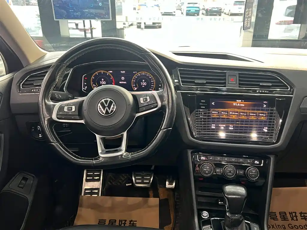 Tiguan L 2021 330TSI automatic two-wheel drive R-Line version купить на сайте DeffCars