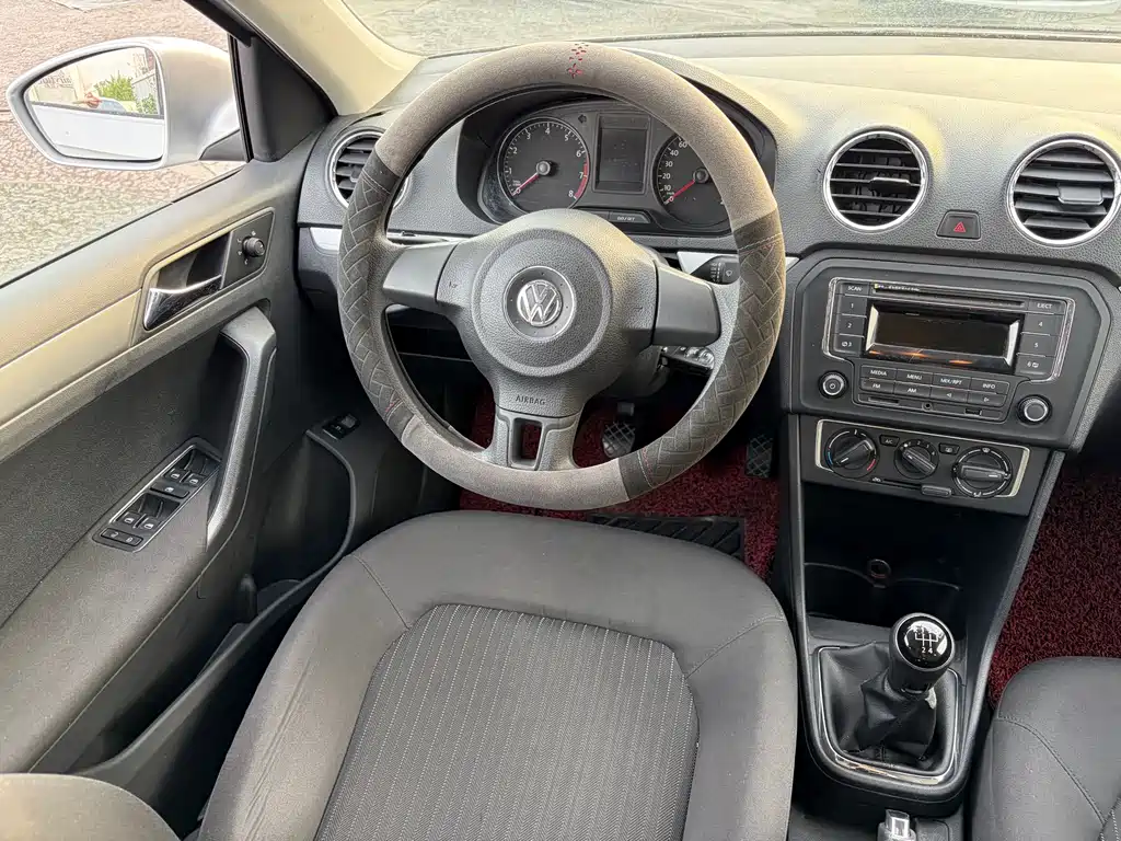 Jetta 2015 Premium Edition 1.4L Manual Comfort Type купить на сайте DeffCars