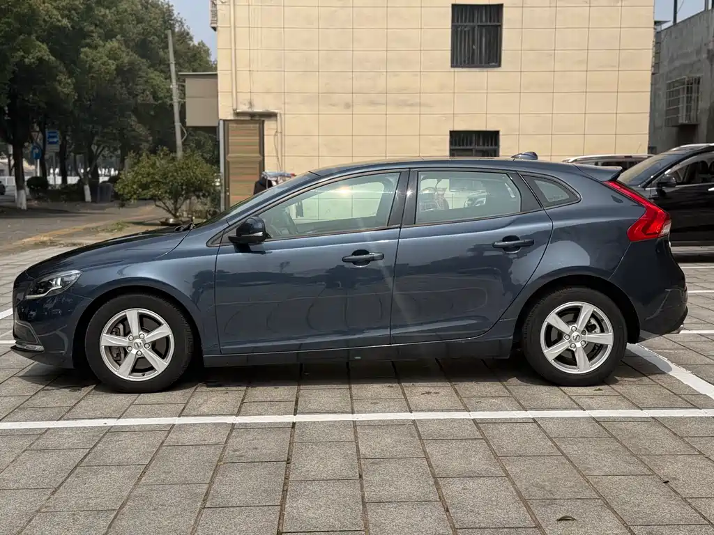 Volvo V40 2017 T3 Smart Edition купить на сайте DeffCars