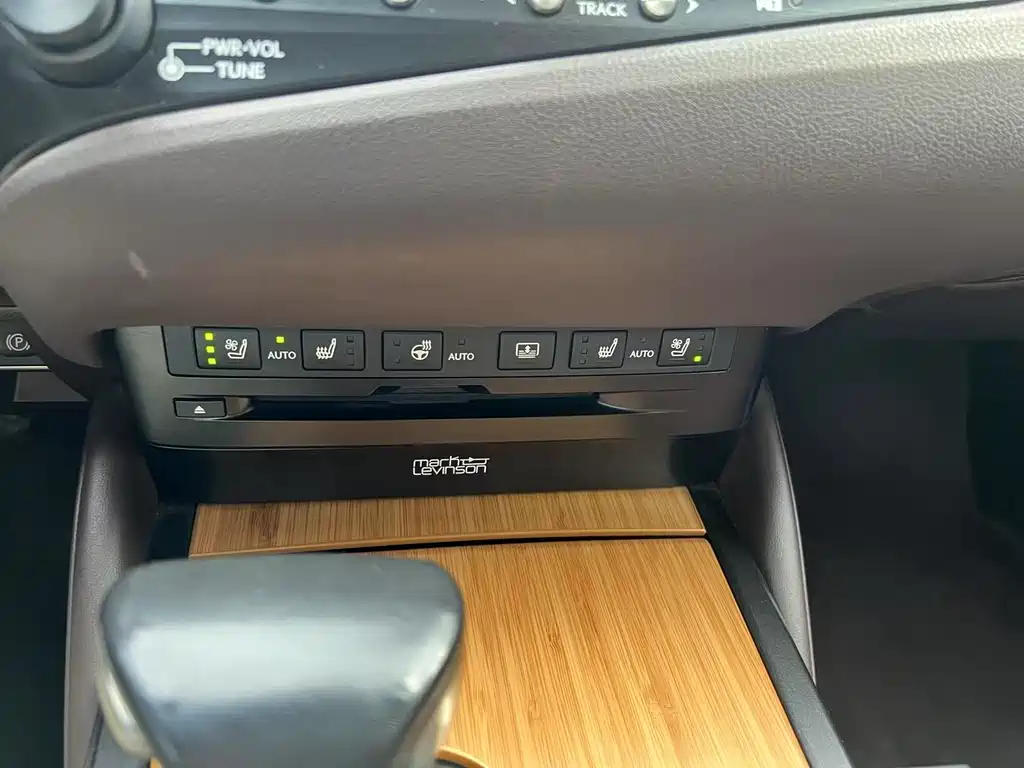 Lexus ES 2020 300h Executive Edition National V купить на сайте DeffCars