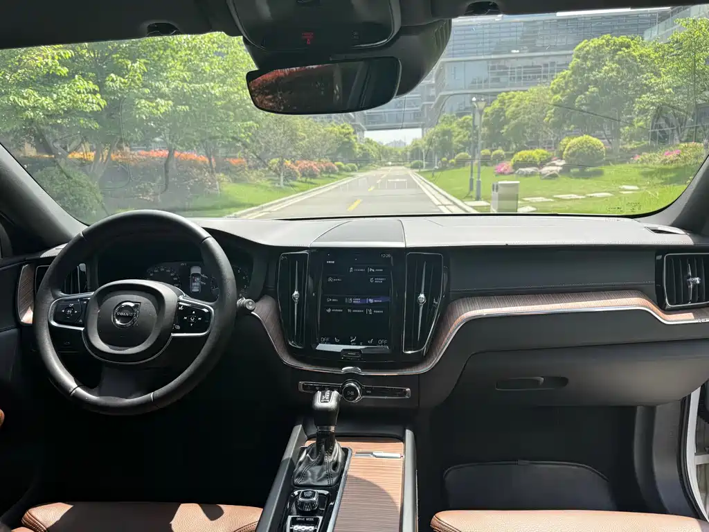 Volvo XC60 2021 T5 four-wheel drive Zhiyuan Deluxe Edition купить на сайте DeffCars