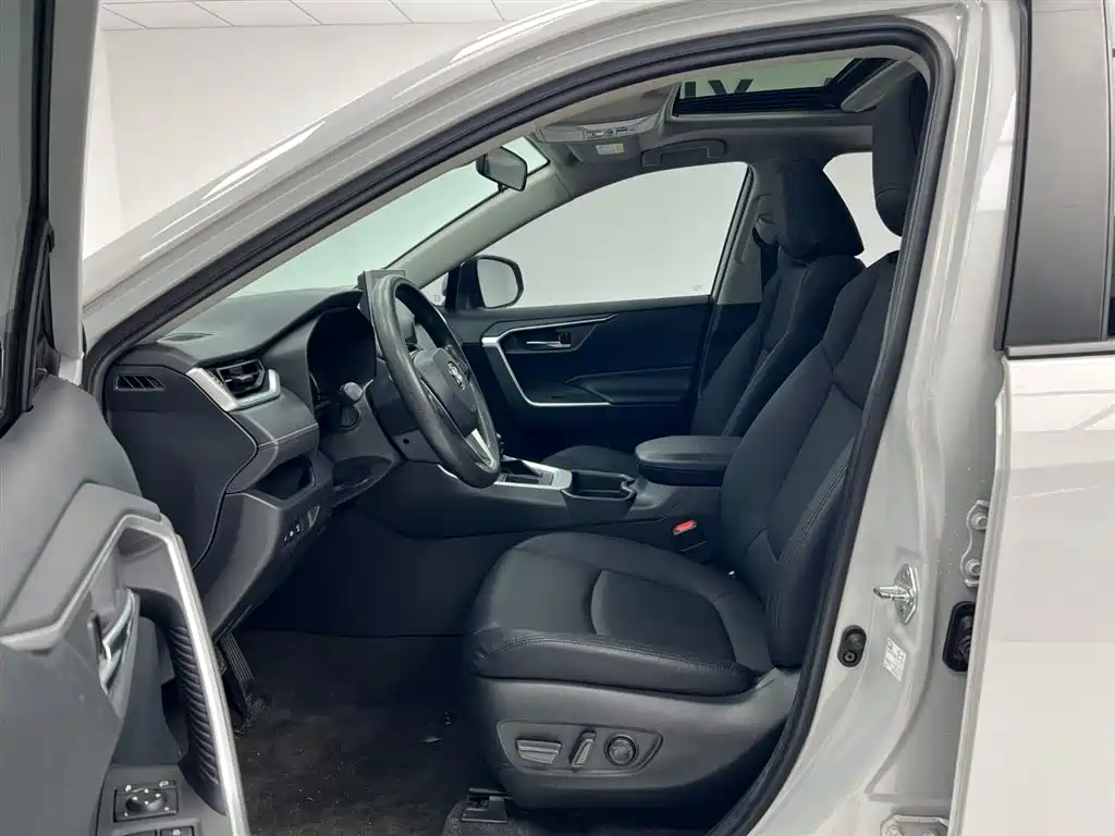 RAV4 Rongfang 2022 2.0L CVT two-wheel drive fashion version купить на сайте DeffCars