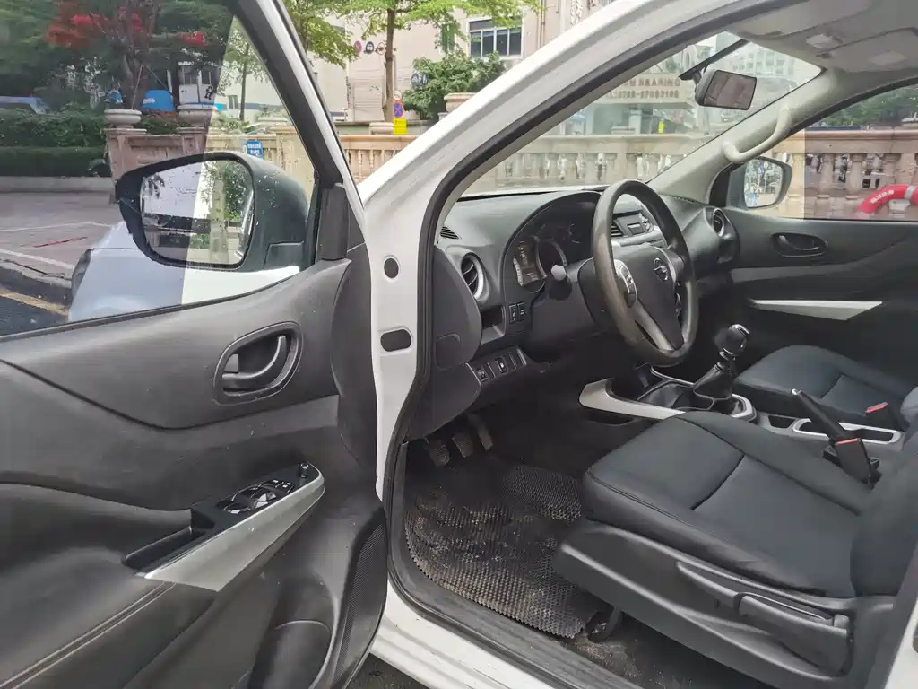 Navara 2021 2.5L manual two-wheel drive comfort model QR25 купить на сайте DeffCars