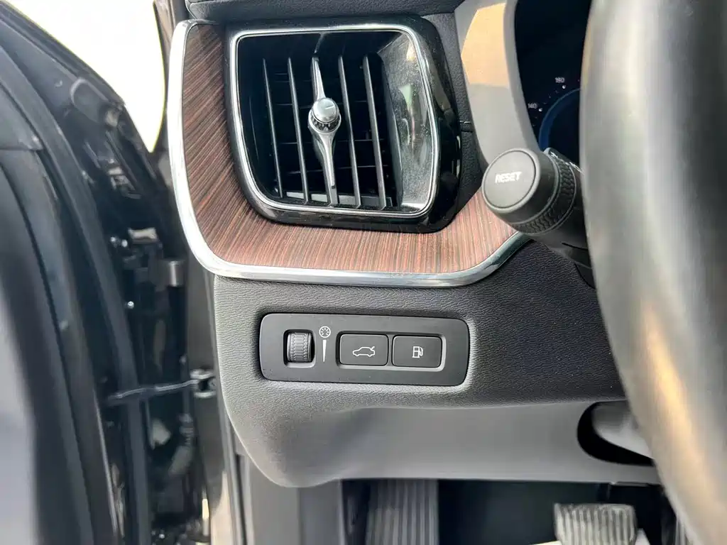 Volvo XC60 plug-in hybrid 2022 T8 plug-in hybrid four-wheel drive Zhiyuan luxury version купить на сайте DeffCars