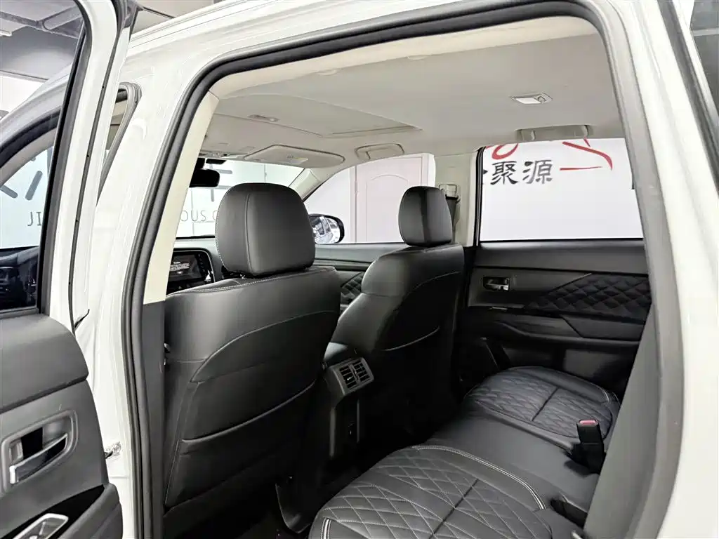 Outlander 2020 2.4L four-wheel drive exclusive version, 5 seats купить на сайте DeffCars