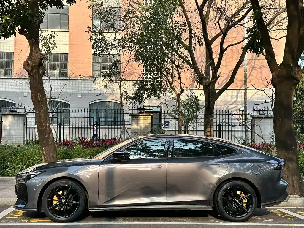 Changan UNI-V 2022 1.5T smart pilot model купить на сайте DeffCars