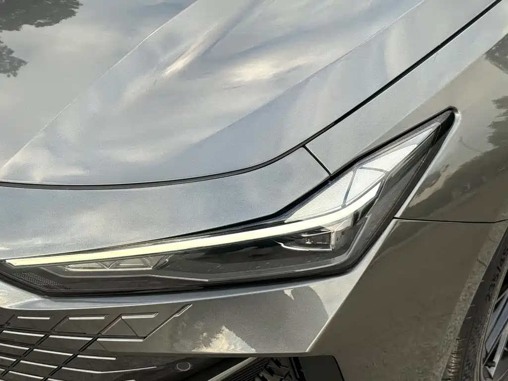 Changan UNI-V 2023 1.5T premium model купить на сайте DeffCars
