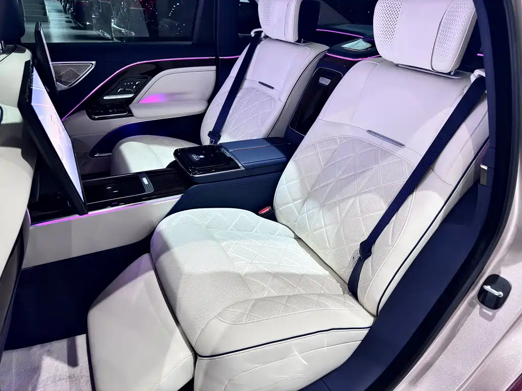 Hongqi Golden Sunflower Guoya 2024 4.0T V8 version купить на сайте DeffCars