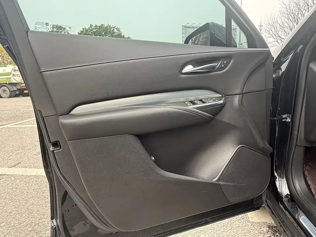 Cadillac XT4 2021 28T two-wheel drive leading model купить на сайте DeffCars