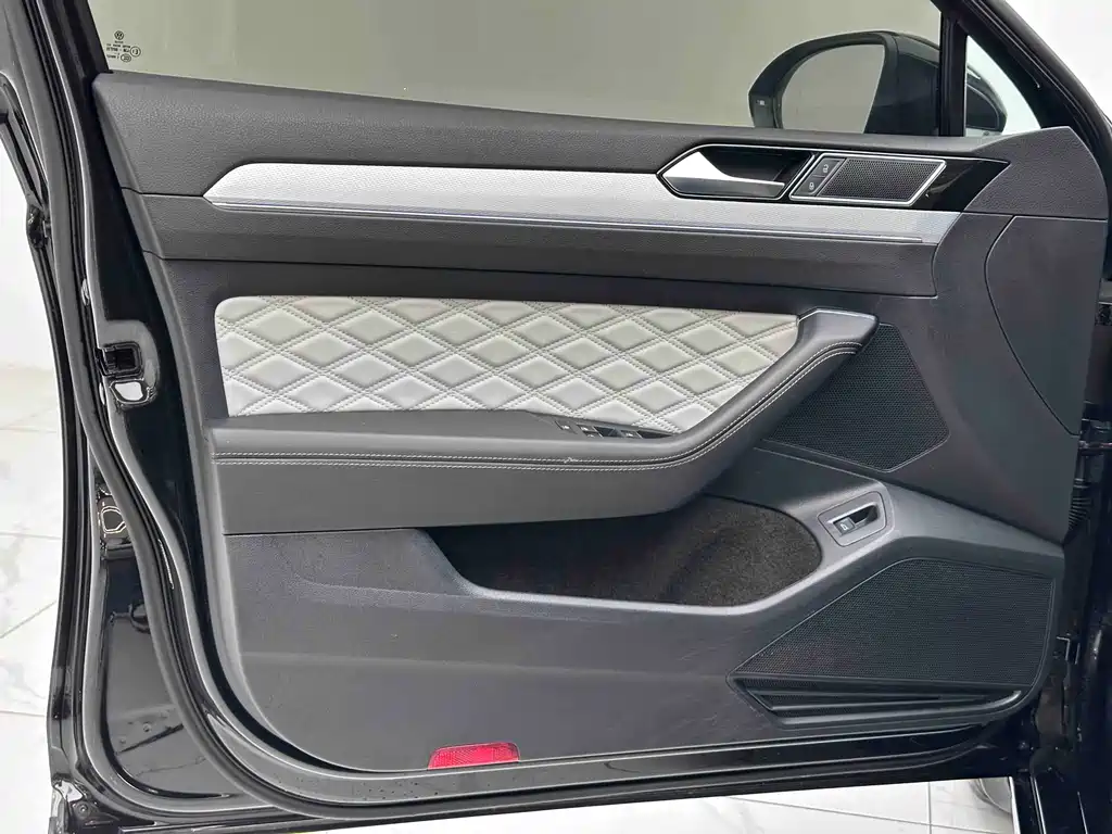 Magotan 2025 model facelift public model 330TSI DSG luxury model купить на сайте DeffCars