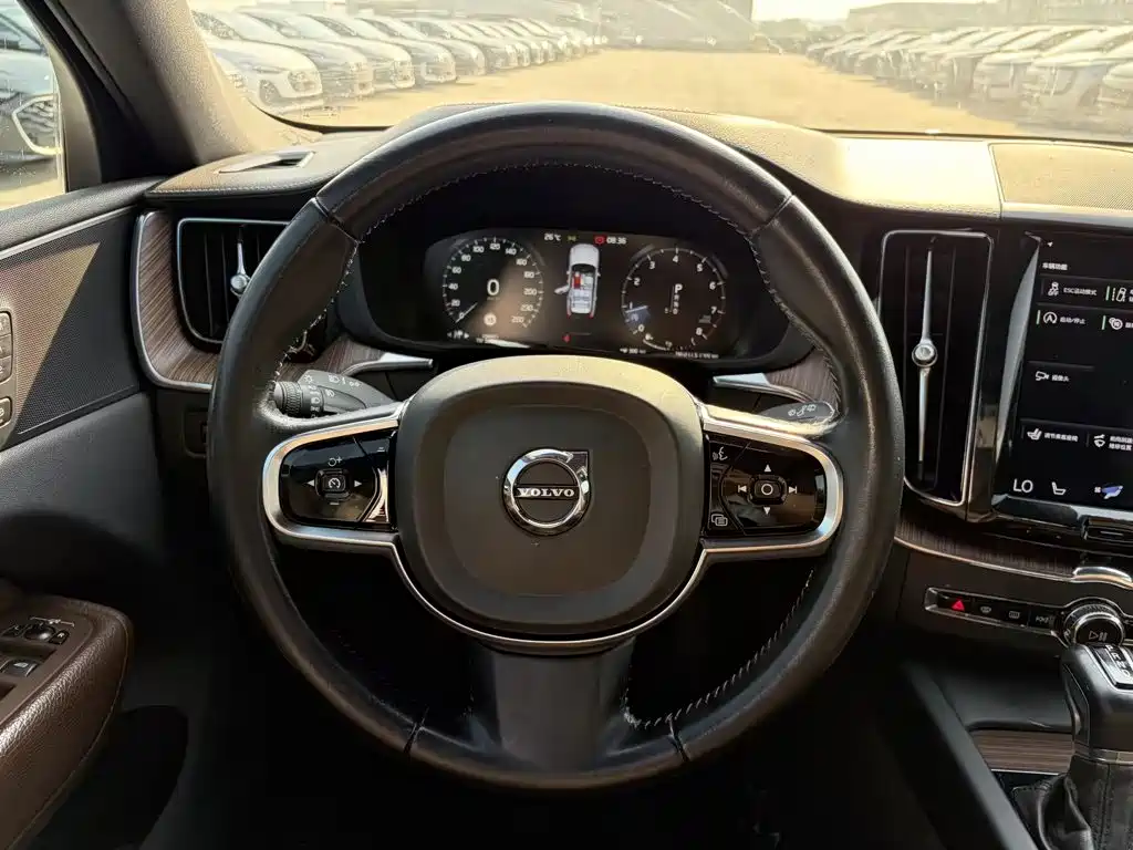 Volvo XC60 2021 T5 four-wheel drive Zhiyuan Deluxe Edition купить на сайте DeffCars