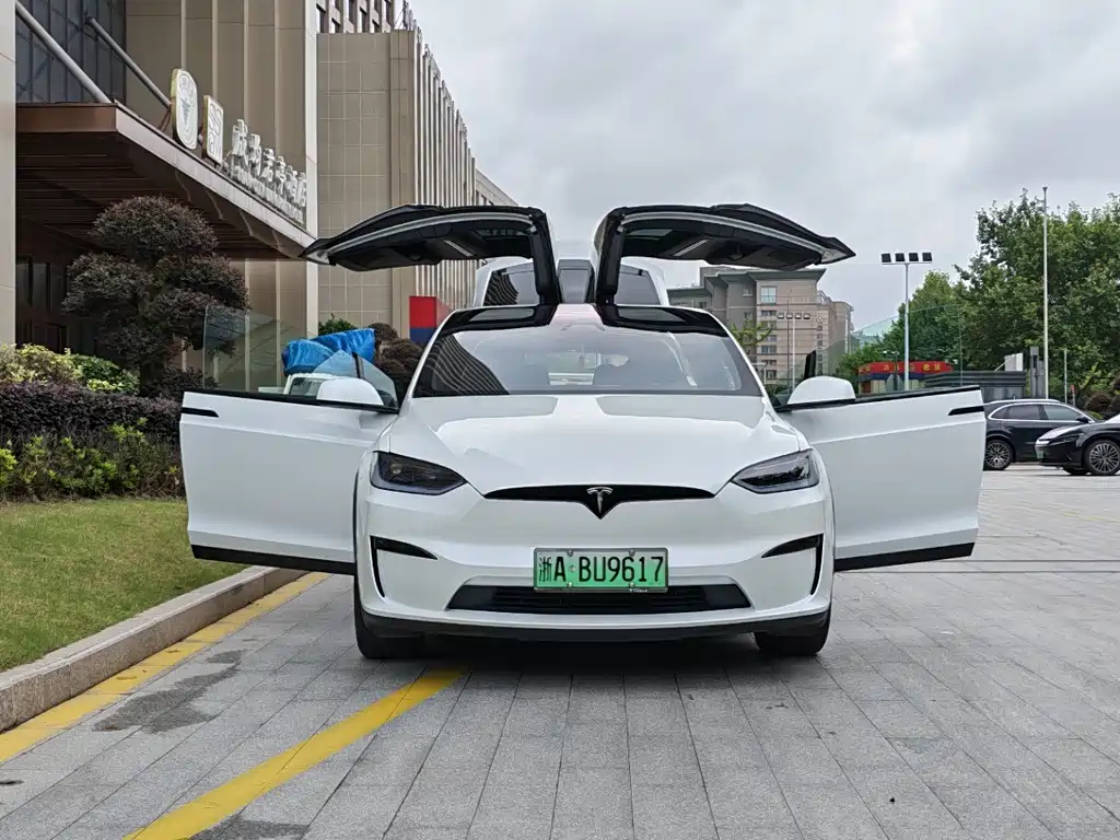 Model X 2023 tri-motor all-wheel drive Plaid version купить на сайте DeffCars