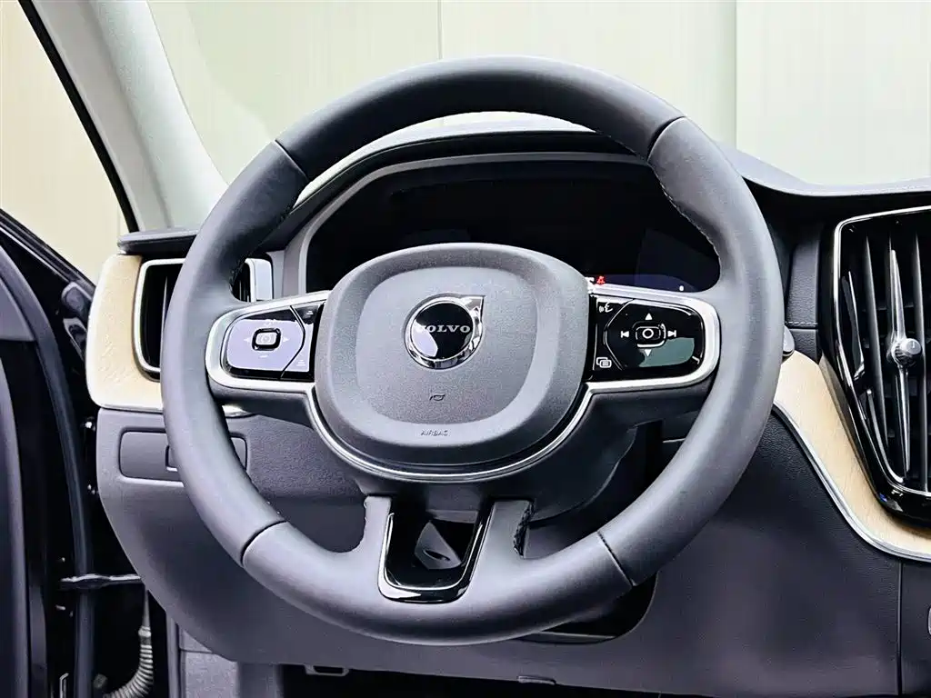 Volvo XC60 2026 B5 four-wheel drive Zhiyuan Deluxe Edition купить на сайте DeffCars
