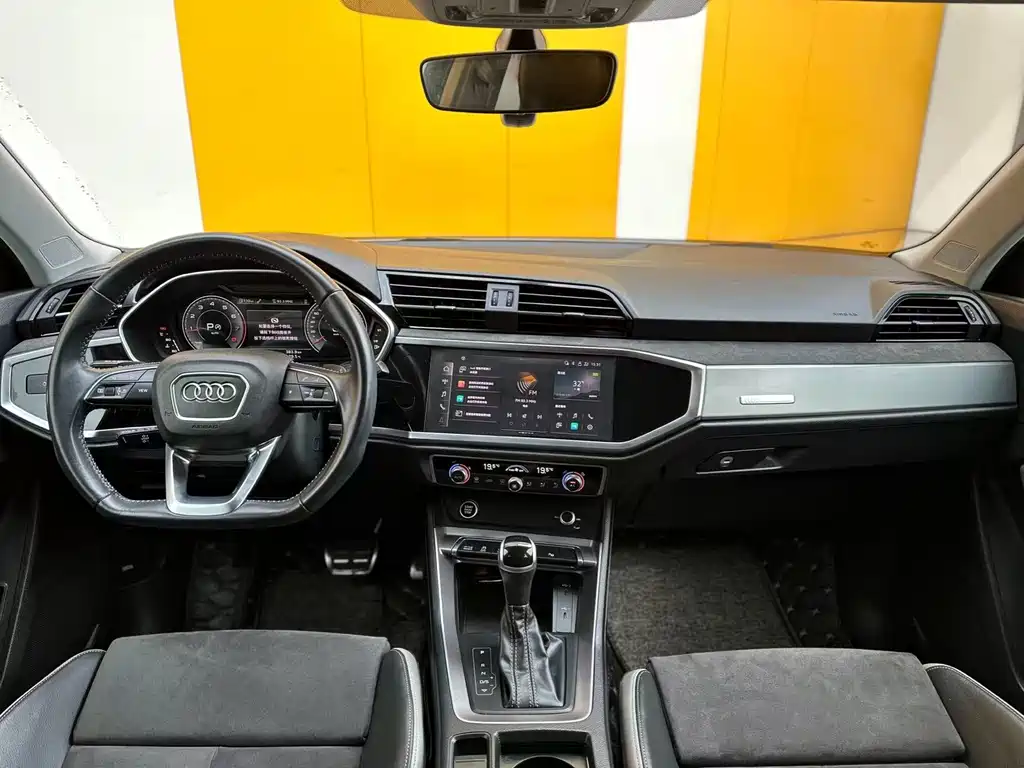 Audi Q3 2022 40 TFSI Fashionable and Dynamic купить на сайте DeffCars
