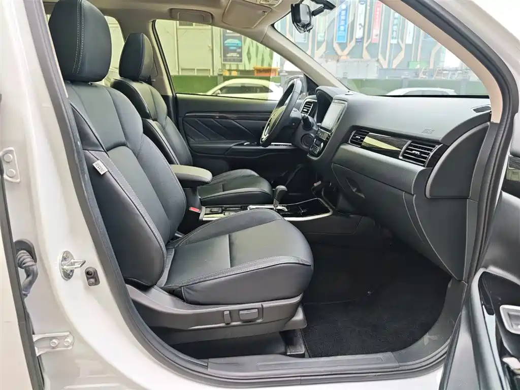 Outlander 2019 2.0L 2WD Enjoyable Edition, 7 seats, National VI купить на сайте DeffCars