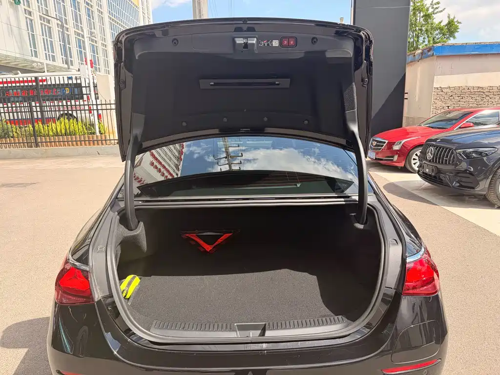 Mercedes-Benz E-Class New Energy 2024 E 350 e L plug-in hybrid sedan купить на сайте DeffCars