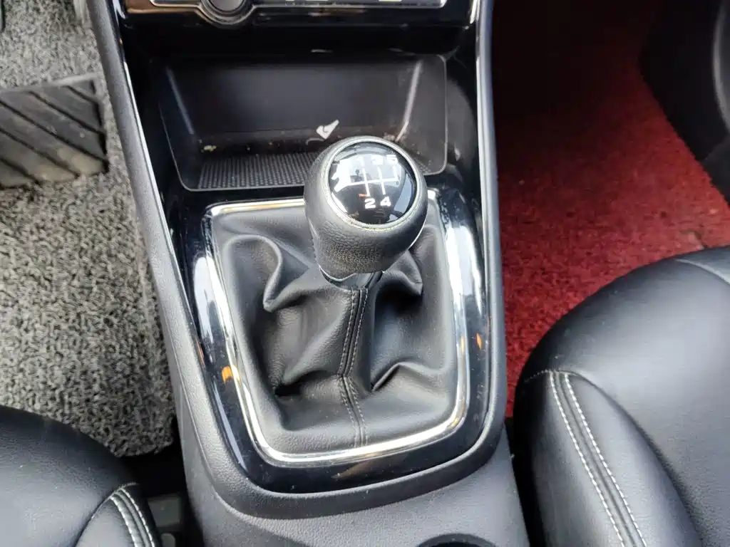 Roewe i5 2019 1.5L Manual 4G Internet Langue Edition купить на сайте DeffCars