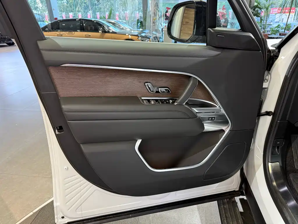 Range Rover 2024 3.0 L6 400PS Extended Edition купить на сайте DeffCars