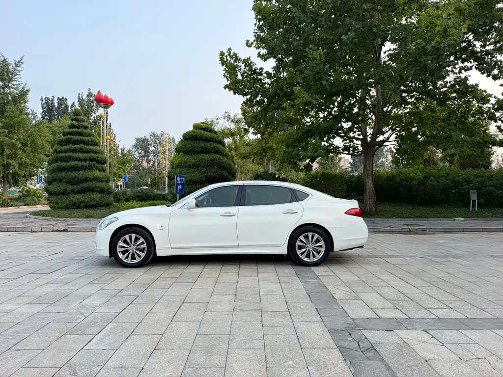 Infinity Q70 2013 Q70L 2.5L Deluxe Edition купить на сайте DeffCars