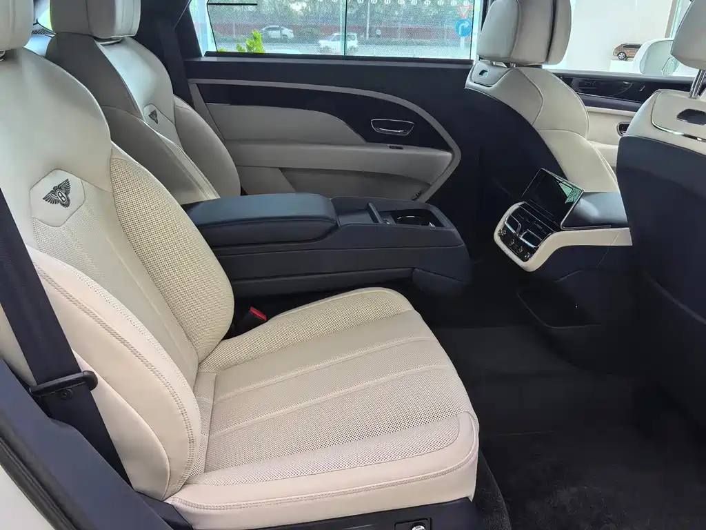 Bentayga 2024 4.0T V8 long wheelbase version купить на сайте DeffCars