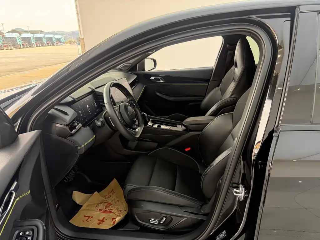 Lynk & Co 03 2023 1.5TD DCT Pro купить на сайте DeffCars