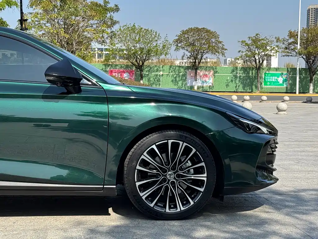 MG7 2023 2.0T Automatic Beauty Hunting Luxury Edition купить на сайте DeffCars