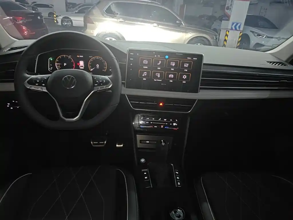 Tiguan L 2025 model 330TSI automatic two-wheel drive R-Line Longyao Edition купить на сайте DeffCars
