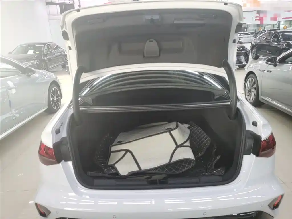 Audi A3 2025 A3L Limousine 35TFSI Flying Spur Exclusive купить на сайте DeffCars
