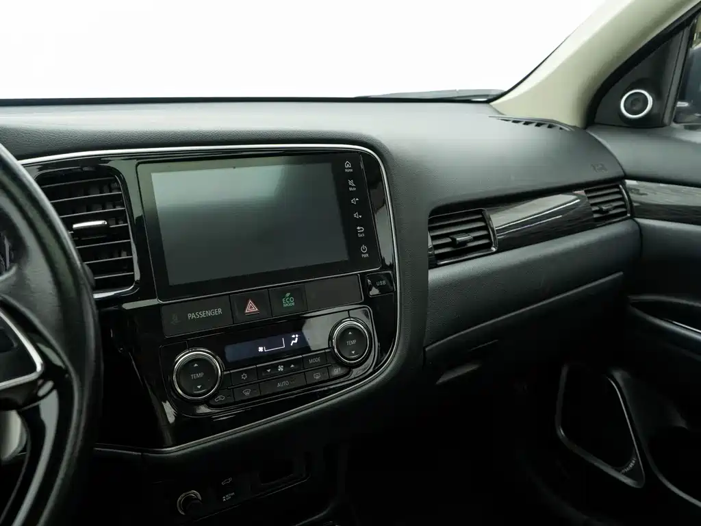 Outlander 2019 2.4L four-wheel drive exclusive version, 7 seats, National VI купить на сайте DeffCars