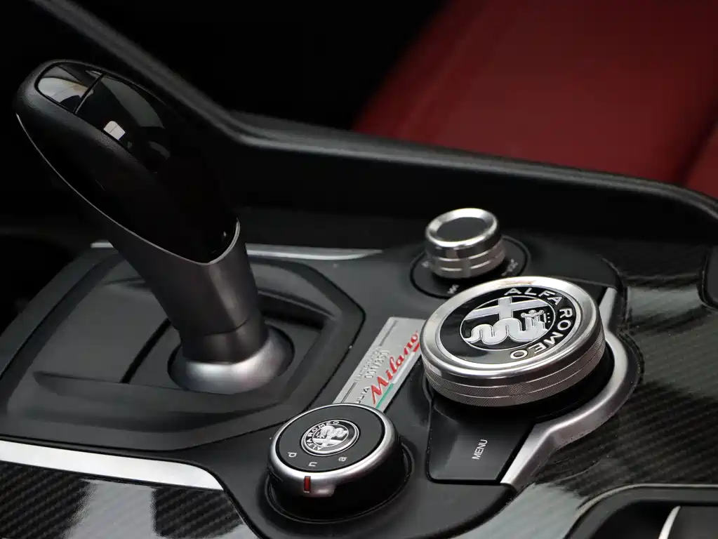 Giulia Juliet 2018 2.0T 200HP Luxury Edition Carbon Fiber Limited Edition купить на сайте DeffCars