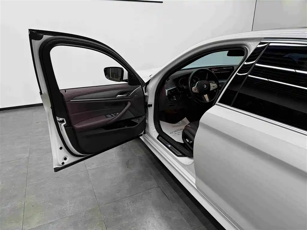 BMW 5 Series 2023 530Li Leading M Sports Package купить на сайте DeffCars
