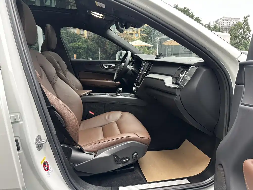 Volvo XC60 2025 B5 four-wheel drive Zhiyi Luxury Edition купить на сайте DeffCars