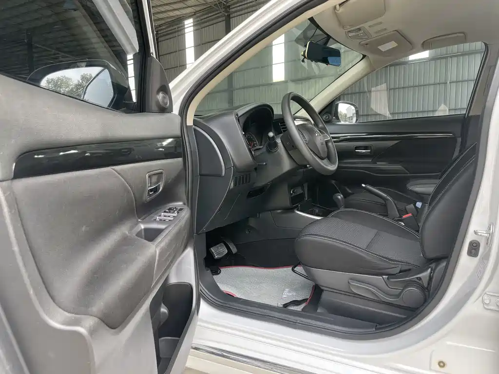 Outlander 2021 facelift 2.0L 2WD smooth version 5 seats купить на сайте DeffCars