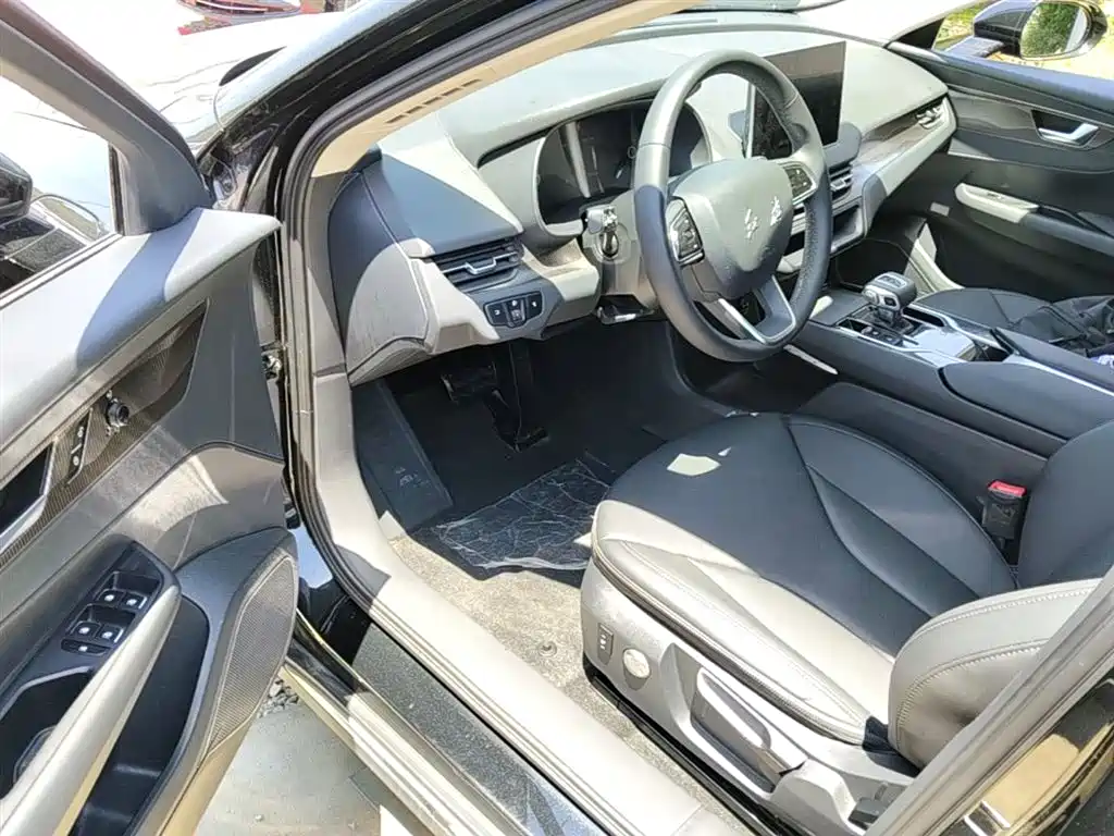 Hongqi E-QM5 2023 facelift basic travel version купить на сайте DeffCars