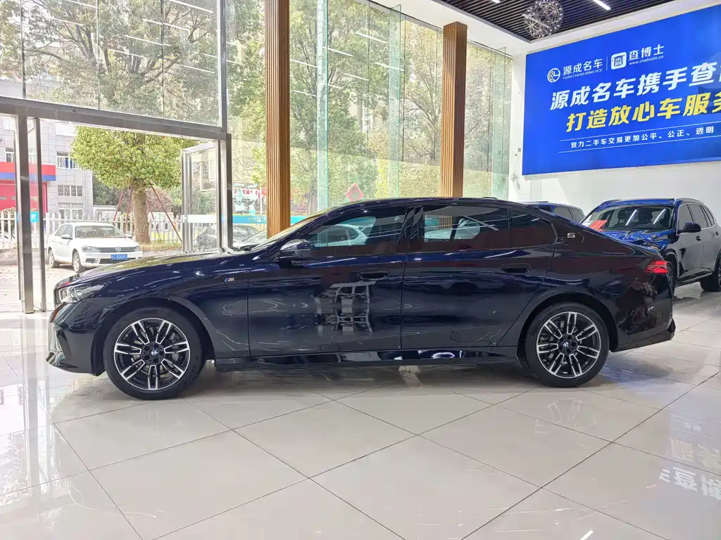 BMW 5 Series 2025 530Li Leading M Sports Package купить на сайте DeffCars