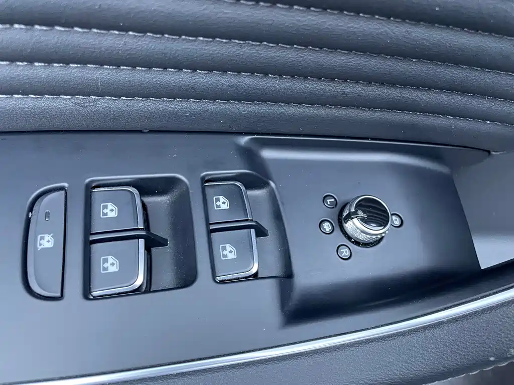 Hongqi HS5 2023 2.0T Qixiang Pro version купить на сайте DeffCars