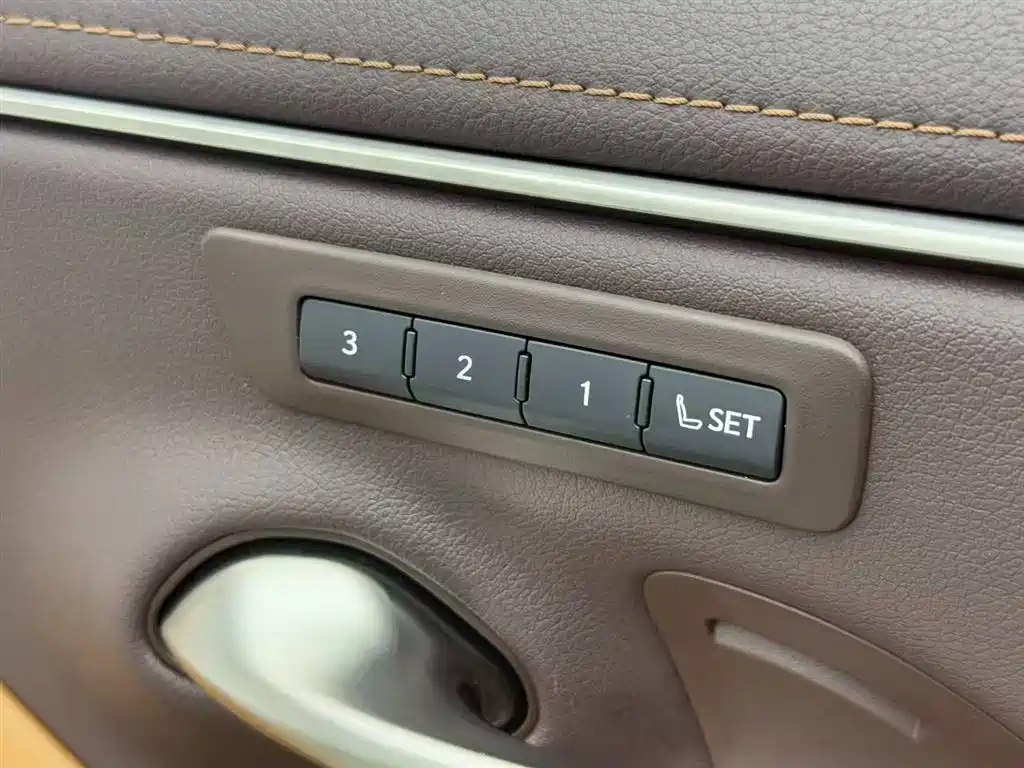 Lexus ES 2018 300h Exclusive Edition National V купить на сайте DeffCars