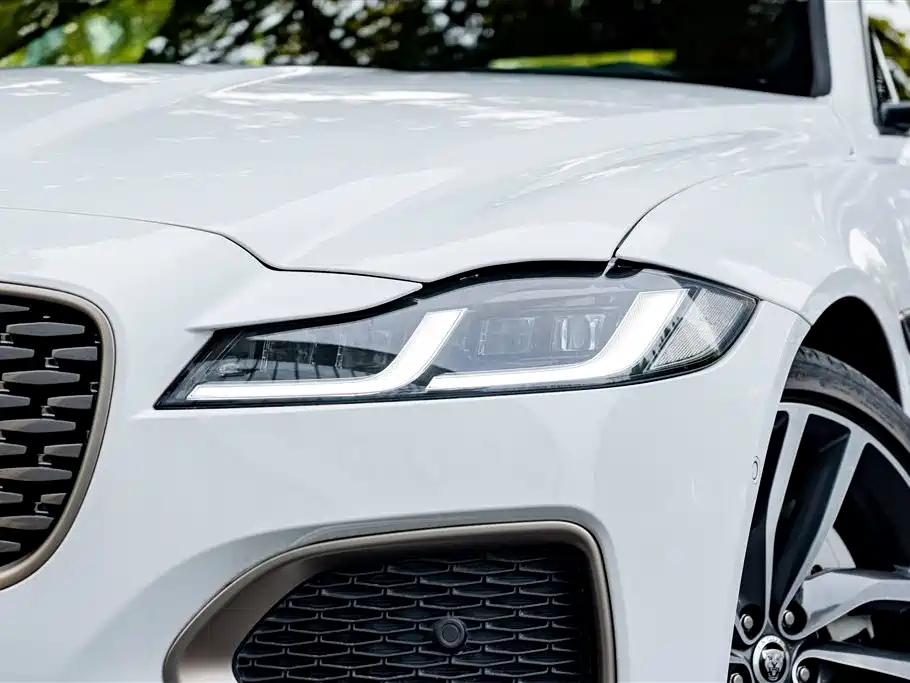 Jaguar XFL 2024 2.0T P300 four-wheel drive flagship sports gold version купить на сайте DeffCars