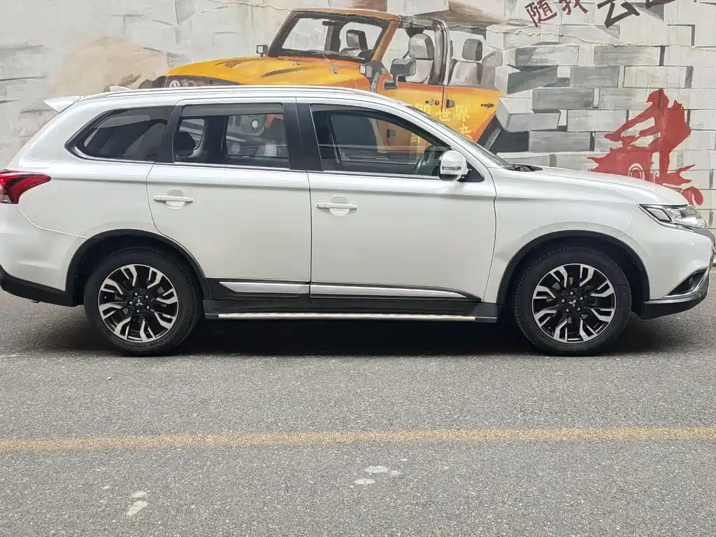 Outlander 2019 2.0L 2WD Enjoy Edition, 5 seats, National VI купить на сайте DeffCars