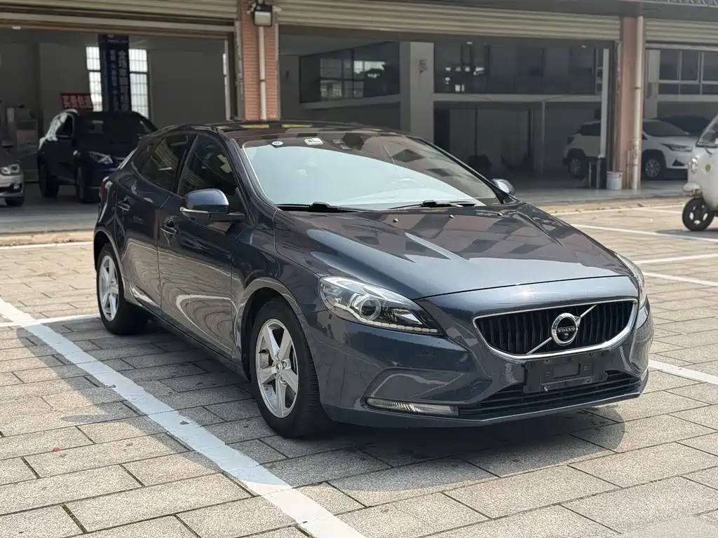 Volvo V40 2017 T3 Smart Edition купить на сайте DeffCars