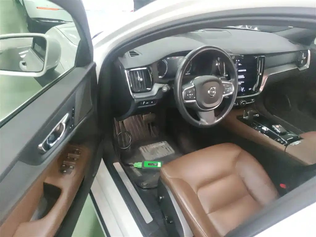 Volvo S60 plug-in hybrid 2021 T8 E-drive hybrid four-wheel drive Zhiyi luxury version купить на сайте DeffCars